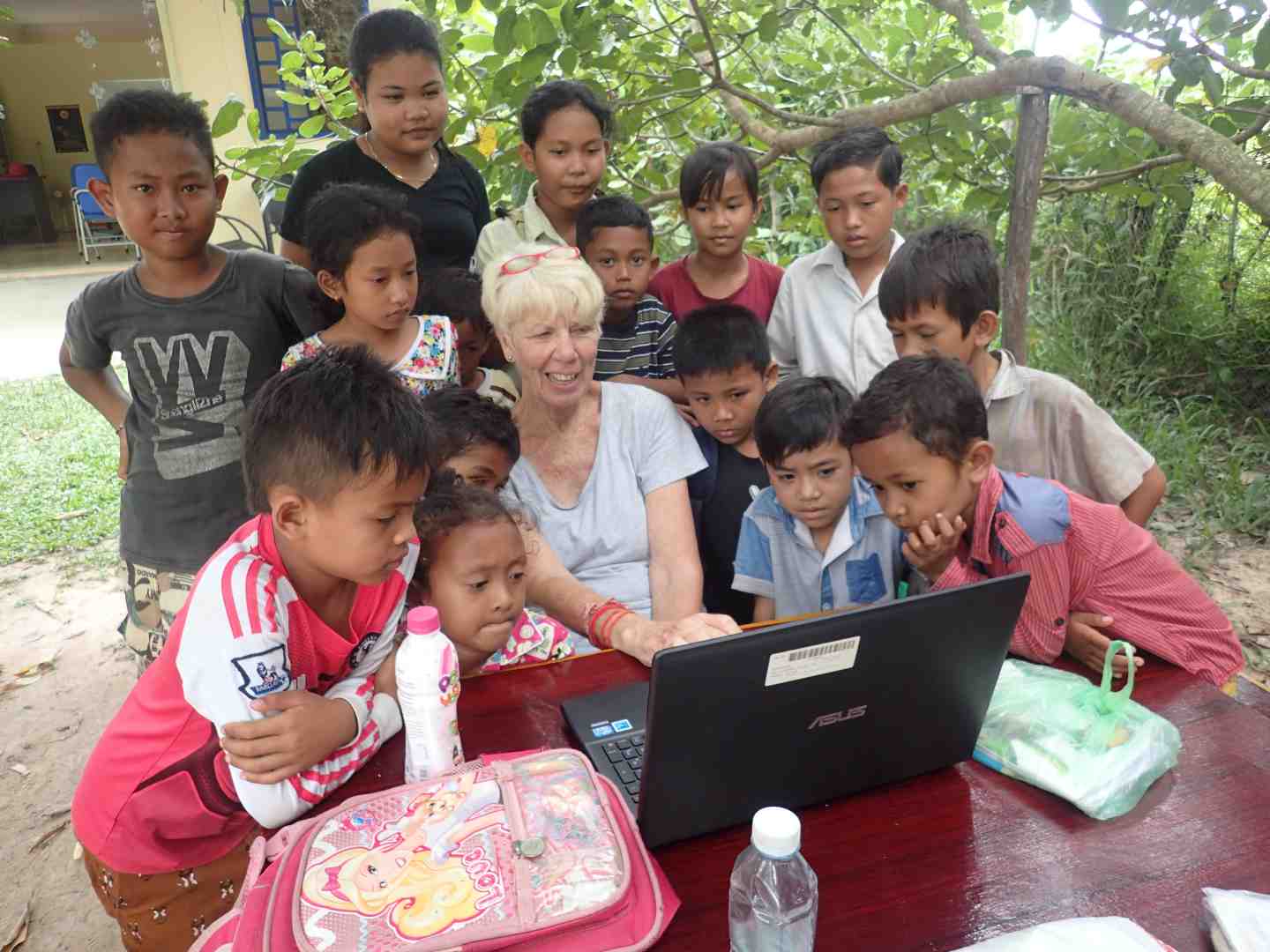 The students of the Cambonian school having their first look at a computer