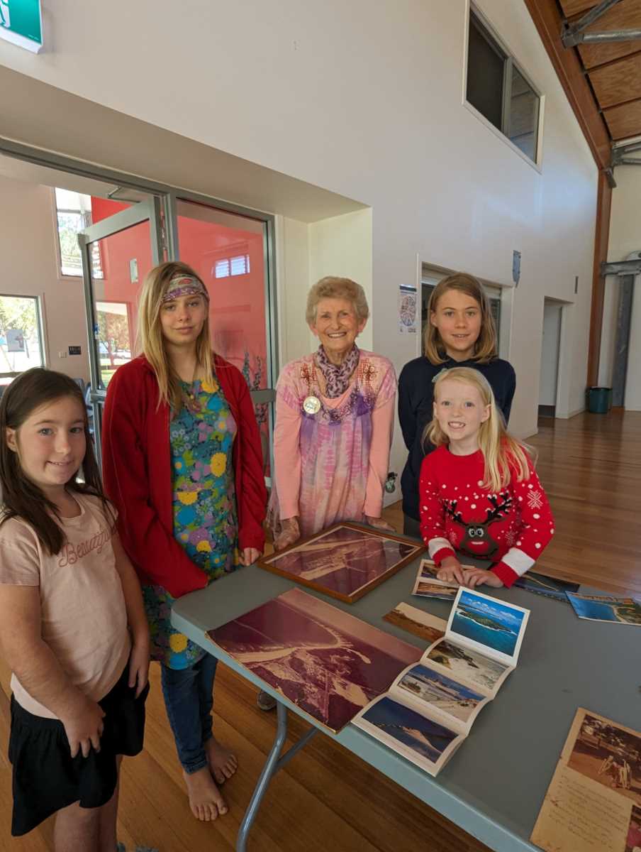 Long-time local Annette Collins visited the Learning Community to share about the early days of Rainbow Beach