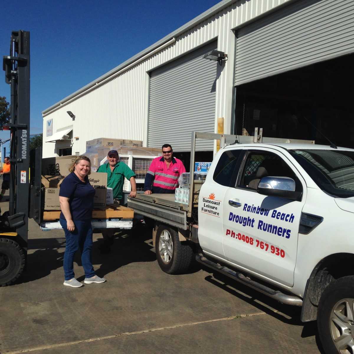 Tony Stewart unloading at Chinchilla with Tash & Steele Johnston