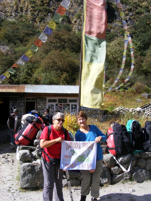 Coach Gayle and Norma display the club flag at Ghoda Tabela (3080 metres)