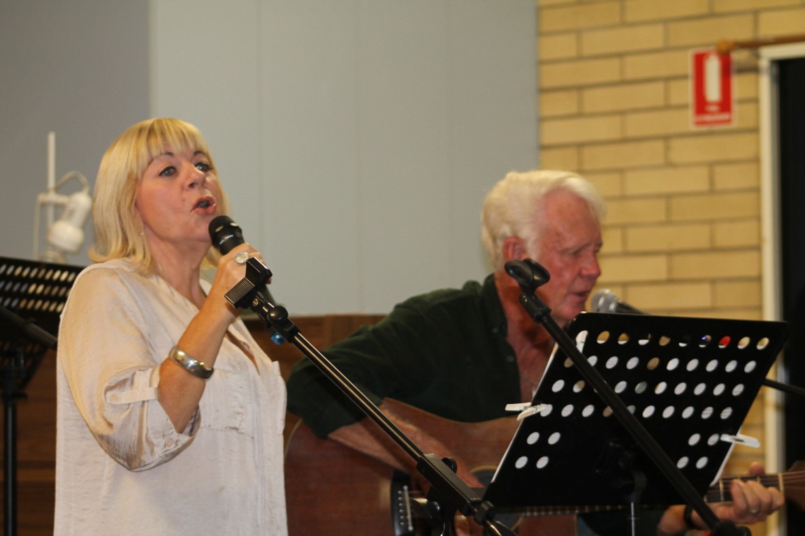 Jo and Ron sing for the crowds