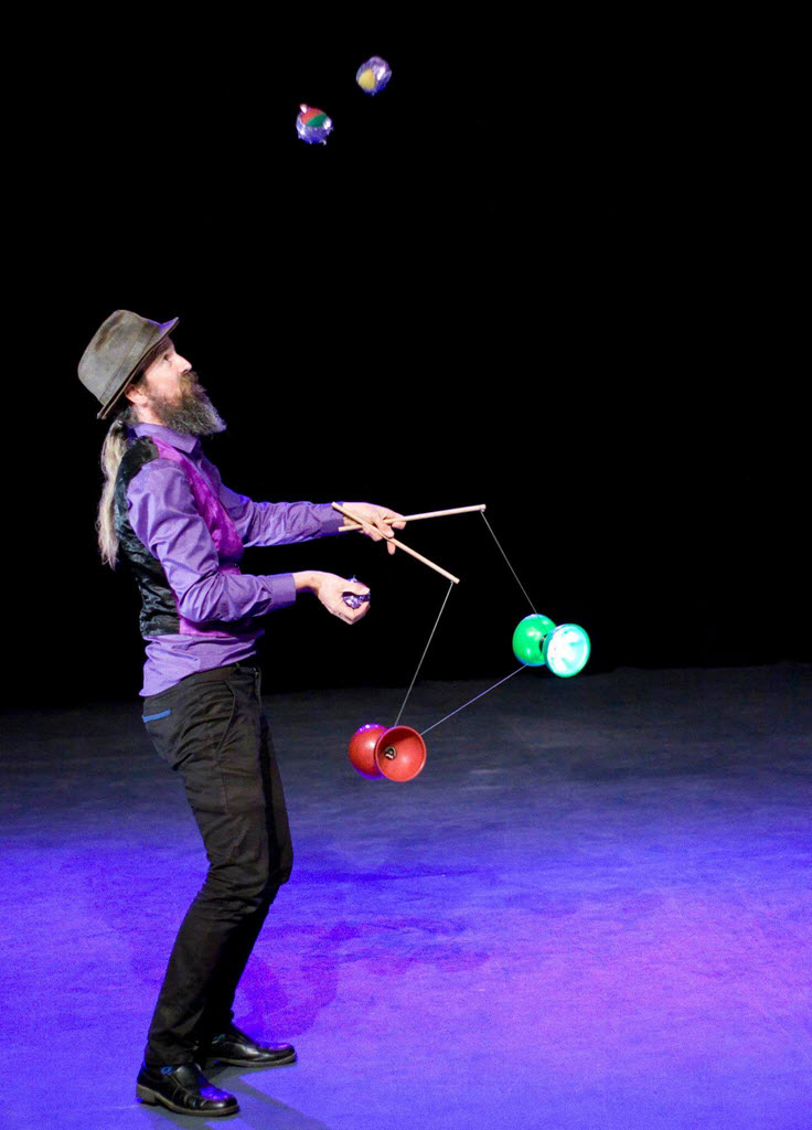 Terry the Great juggling