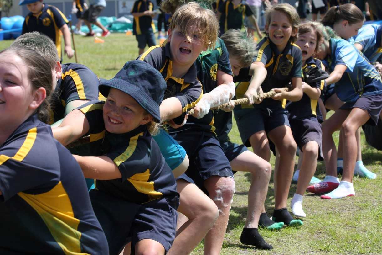 Rainbow Beach students tackle obstacles and a Fun Run post image