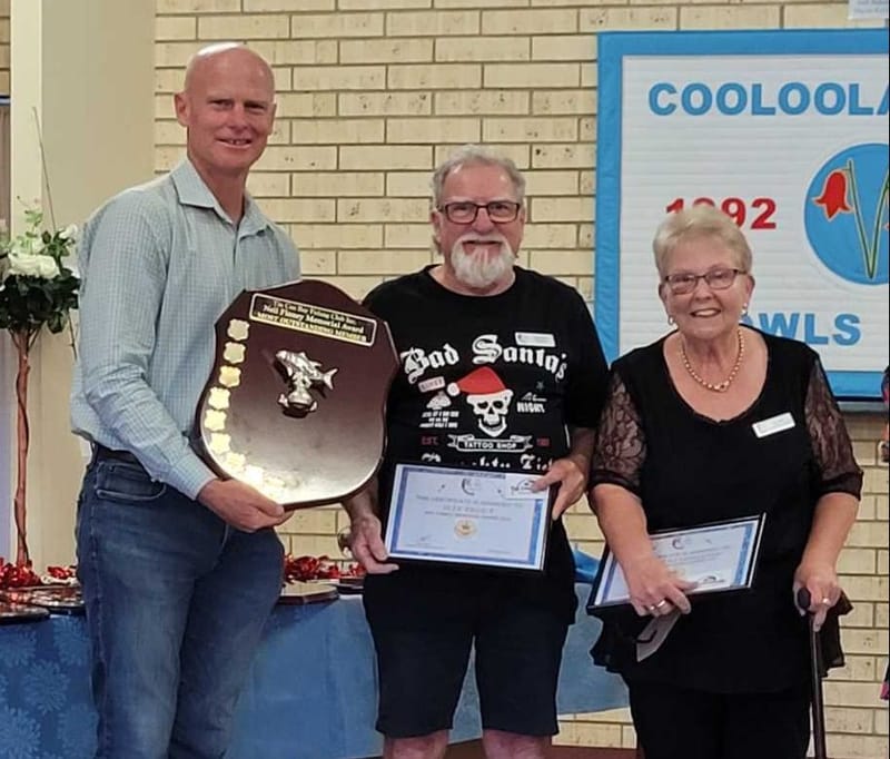 Mayor of Gympie Regional Council presenting the Neil Finney Memorial Award to Jeff Prout and Elaine Klienhanss