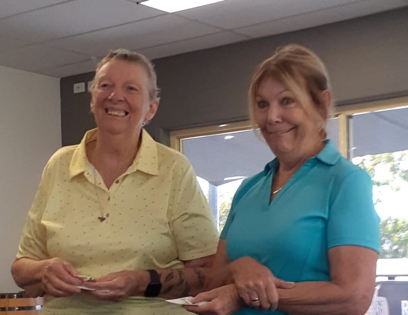 Gayl Rose receiving the 2nd Division Monthly Medal from Deidre Henderson